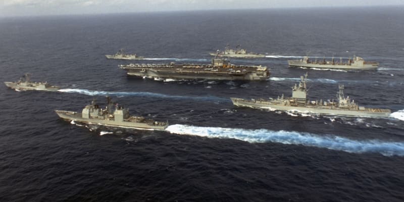 USS Ingraham vede flotilu amerických lodí