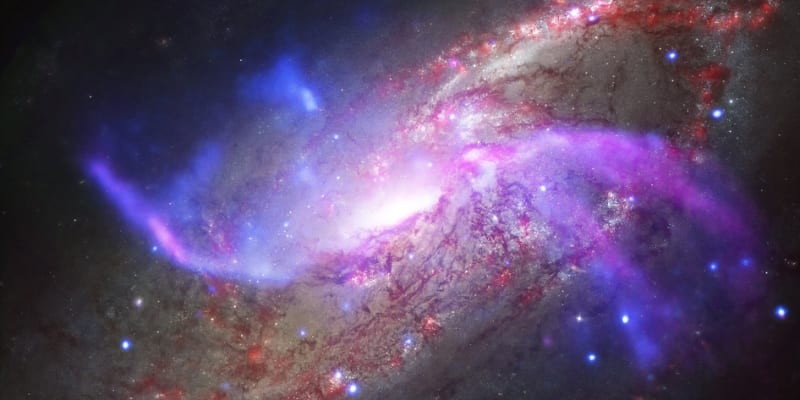 NGC 4258/M106: galaxie s černou dírou, čtyřmi rameny a nádhernými barvami k tomu
