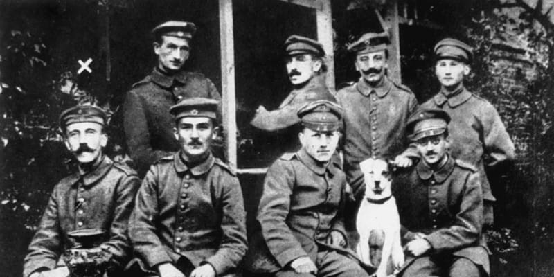 Adolf Hitler v roce 1916 (úplně vlevo)