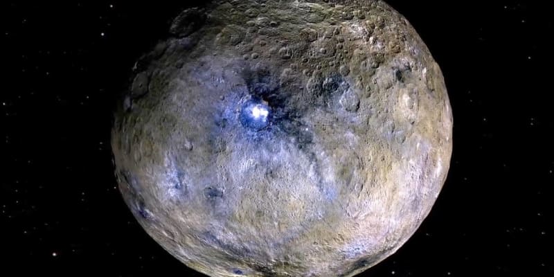 Sonda Dawn na povrchu trpasličí planety Ceres zachytila záhadné skvrny