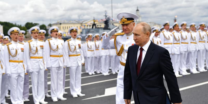 Prezident Putin a admirál Jevmenov na přehlídce námořních sil