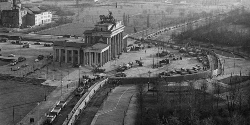 Brandenburská brána obklopená Berlínskou zdí