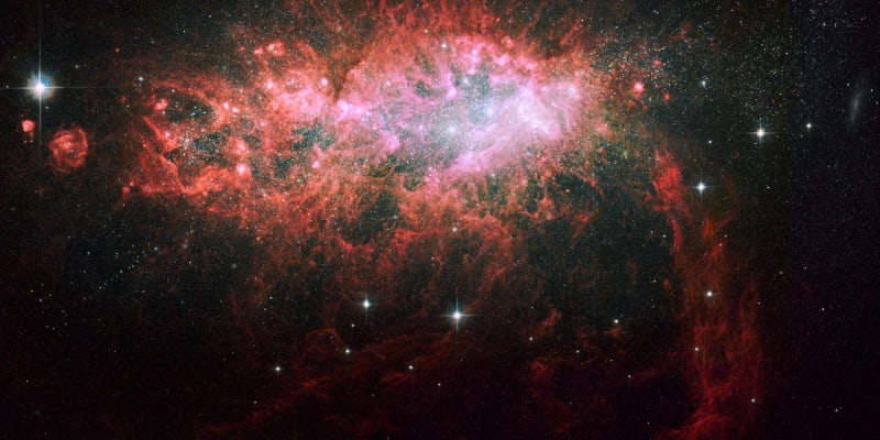 Pohled do nitra galaxie NGC 1569. Nové hvězdy v ní vznikají 100krát rychleji než v Mléčné dráze