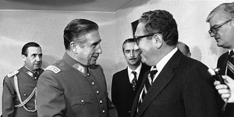 Augusto Pinochet a Henry Kissinger v roce 1976