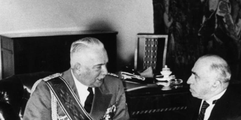 Emil Hácha (vpravo) a říšský protektor von Neurath