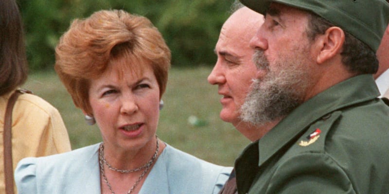Raisa Gorbačovová s chotěm a Fidelem Castrem