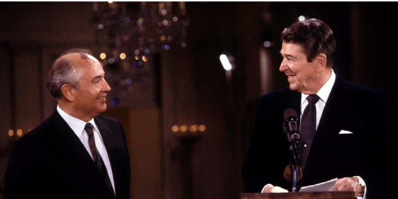 Ronald Reagan a tehdejší sovětský prezident Michail Gorbačov v roce 1987