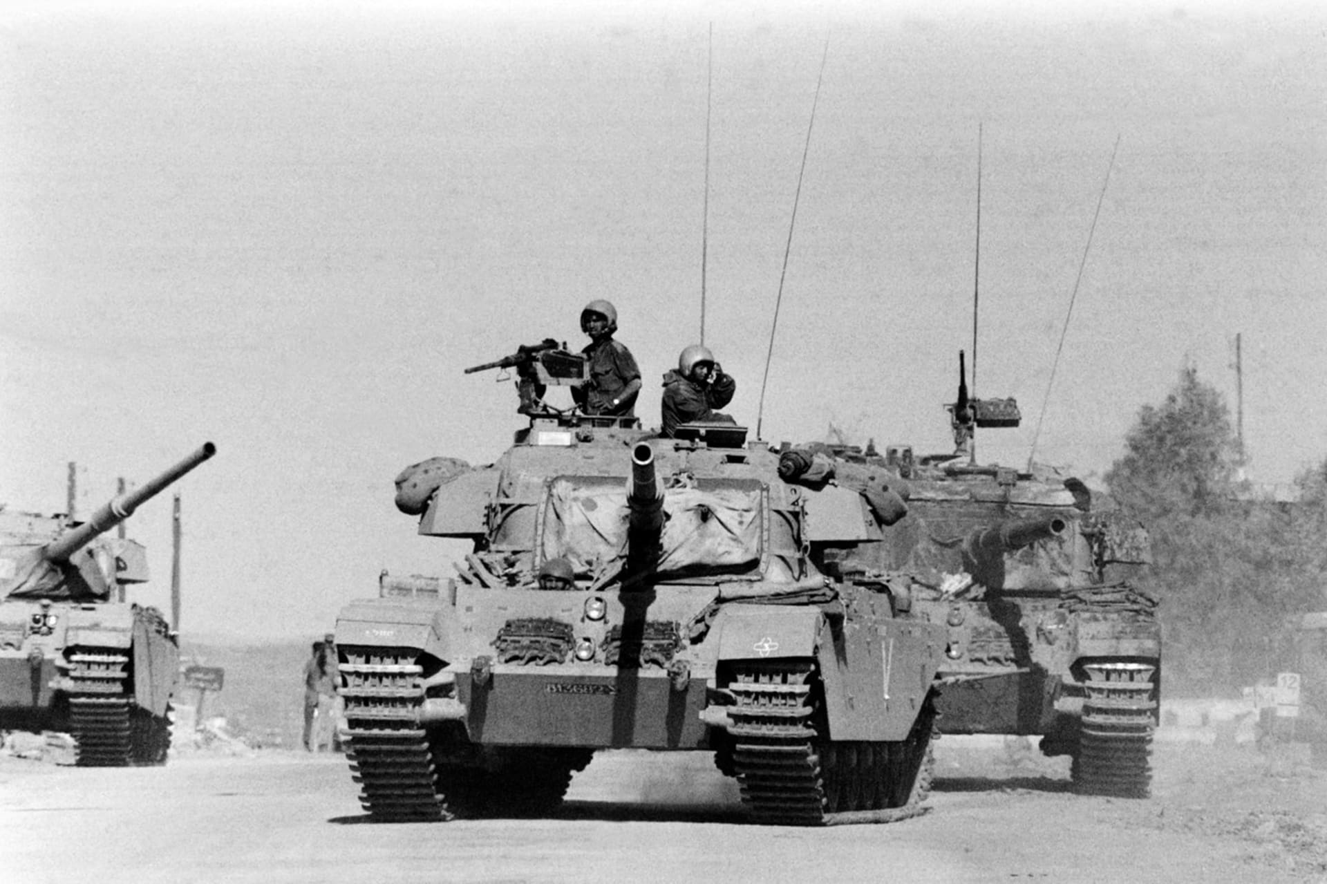 Izraelské jednotky bojují v Jomkipurské válce v říjnu 1973. Válka byla hlavní příčinou následné ropné krize.