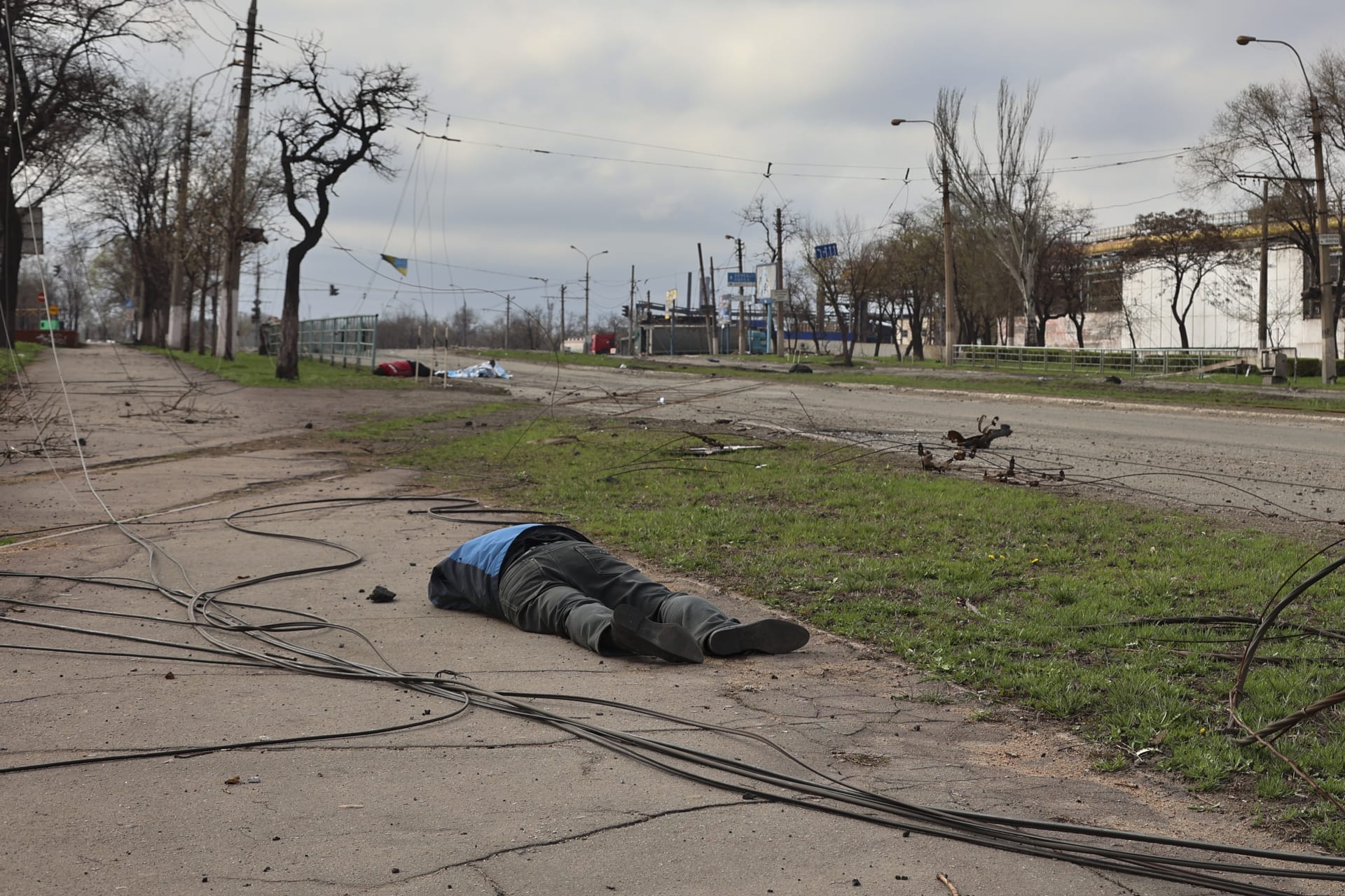 V ulicích Mariupolu se povalovala mrtvá těla.