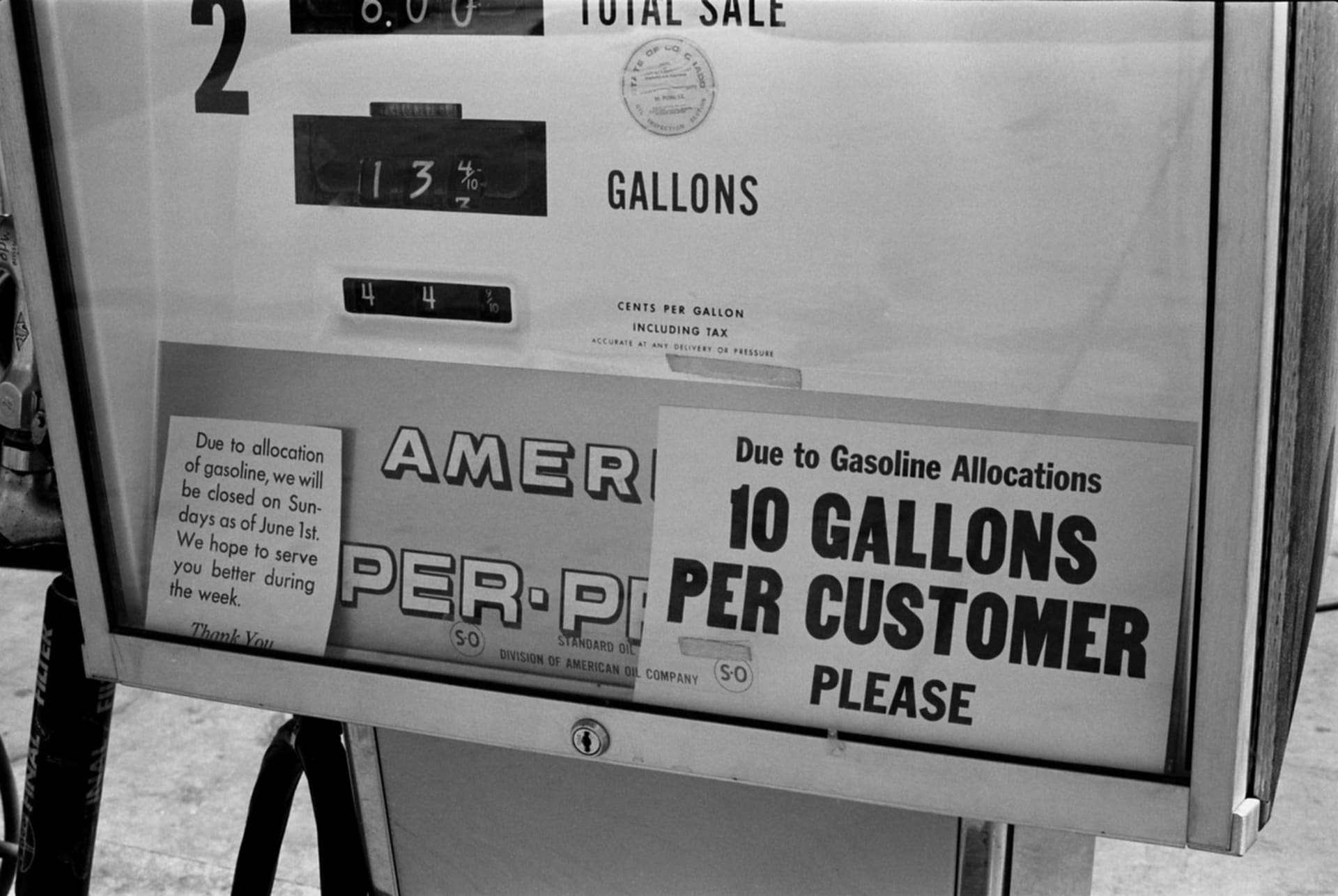 Nápis na tankovacím stojanu v Denveru oznamuje, že na jednu osobu je možné natankovat deset galonů (asi 40 litrů) pohonných hmot.