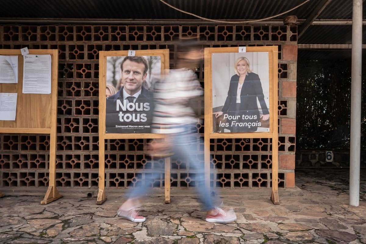 Francouzi ve volbách vybírali z dvou naprosto rozdílných kandidátů.