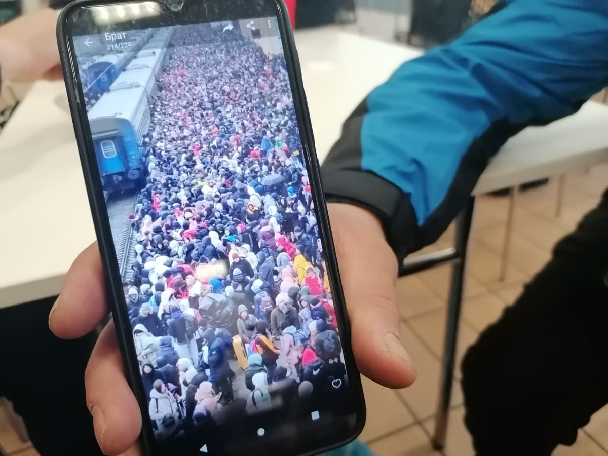 Velikonoce v registračním centru v Ostravě. Uprchlíci z Charkova ukazují záběry a videa z charkovského nádraží. Z města utíkají tisíce lidí.