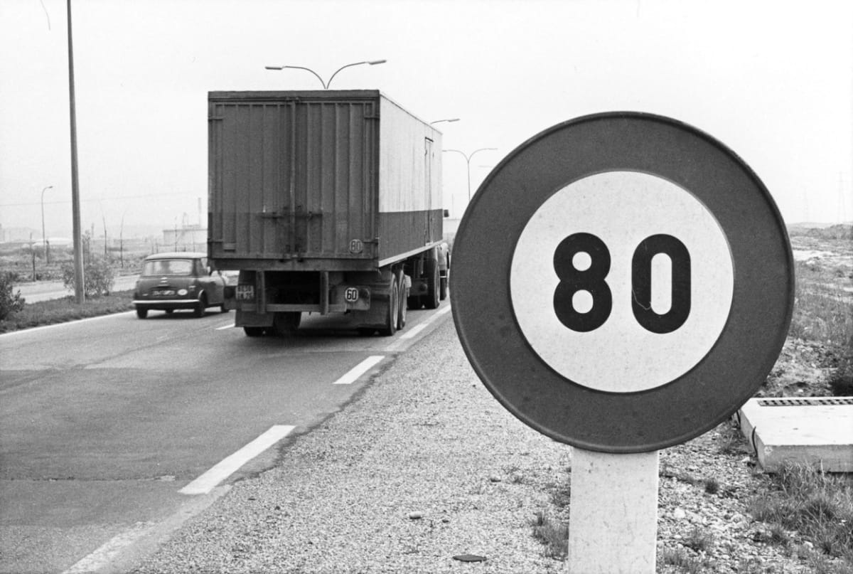 V mnoha západních zemích byly na silnicích a dálnicích zaváděny rychlostní limity, aby došlo ke snížení spotřeby pohonných hmot.