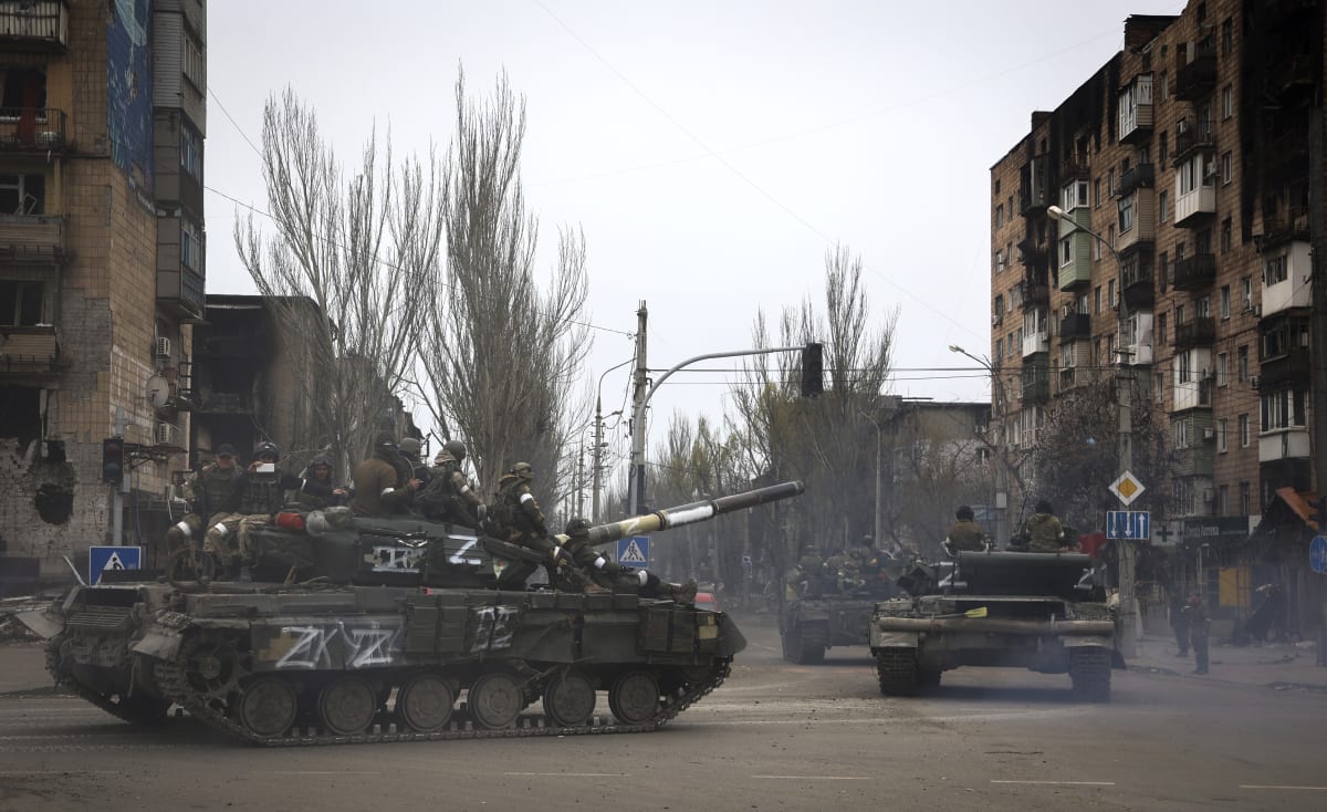 Ulicemi Mariupolu projíždí ruské tanky. (23. dubna)