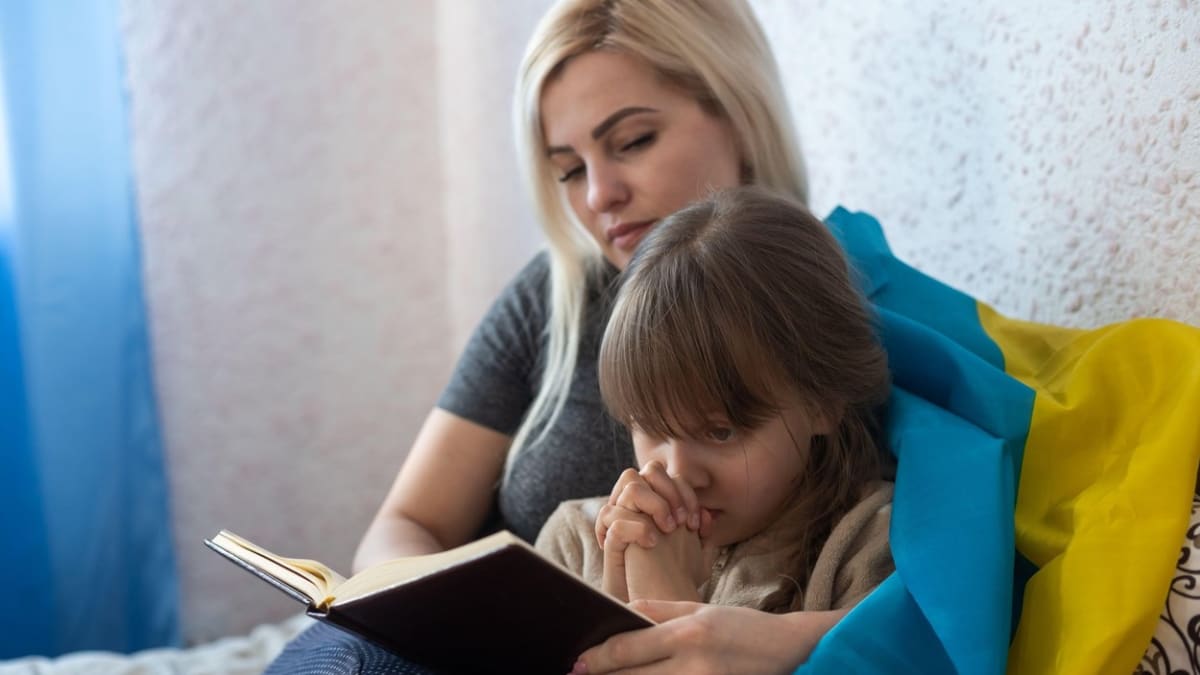 Ukrajinská rodina si čte společně knihu.