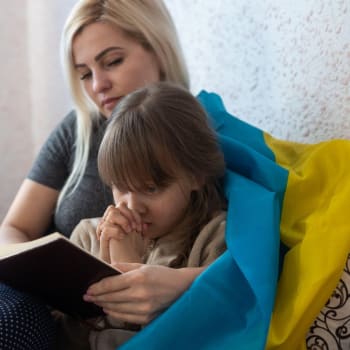 Ukrajinská rodina si čte společně knihu.