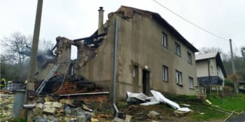 Výbuch domu na Vsetínsku: Jeden člověk je zraněný, policie to šetří jako trestný čin