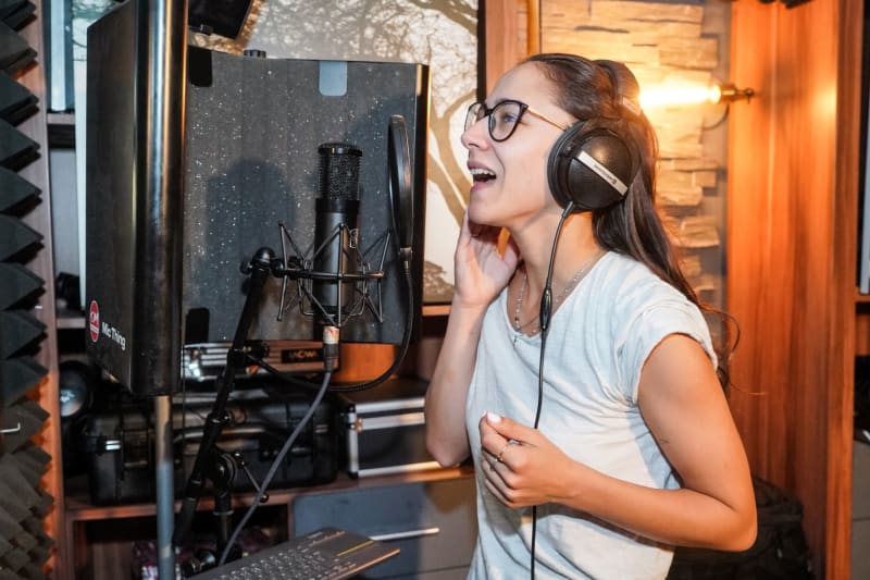 Eva Burešová ve studiu nazpívává CD k seriálu ZOO