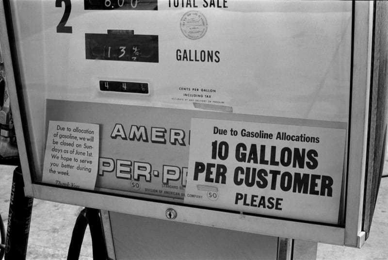 Nápis na tankovacím stojanu v Denveru oznamuje, že na jednu osobu je možné natankovat deset galonů (asi 40 litrů) pohonných hmot.