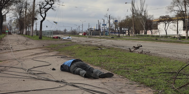 V ulicích Mariupolu se povalují mrtvá těla. (16. dubna)
