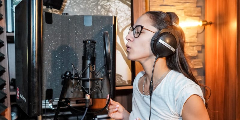 Eva Burešová ve studiu nazpívává CD k seriálu ZOO