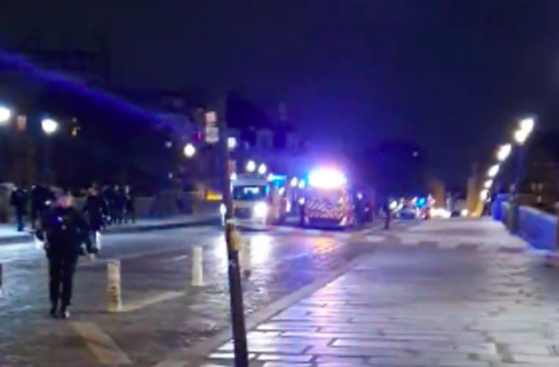 Při policejní palbě v centru Paříže zahynuli dva lidé
