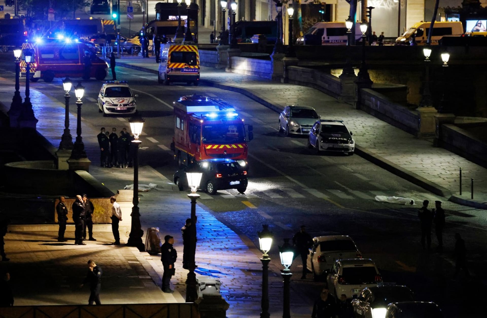 Policisté v Paříži spustili palbu na auto, které se proti nim rozjelo.