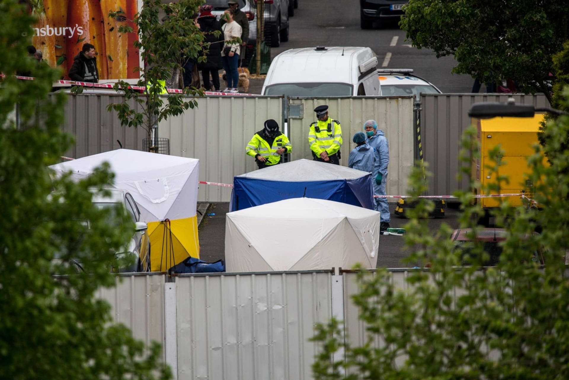 Policie v Londýně nalezla tři ubodané ženy a jednoho muže.