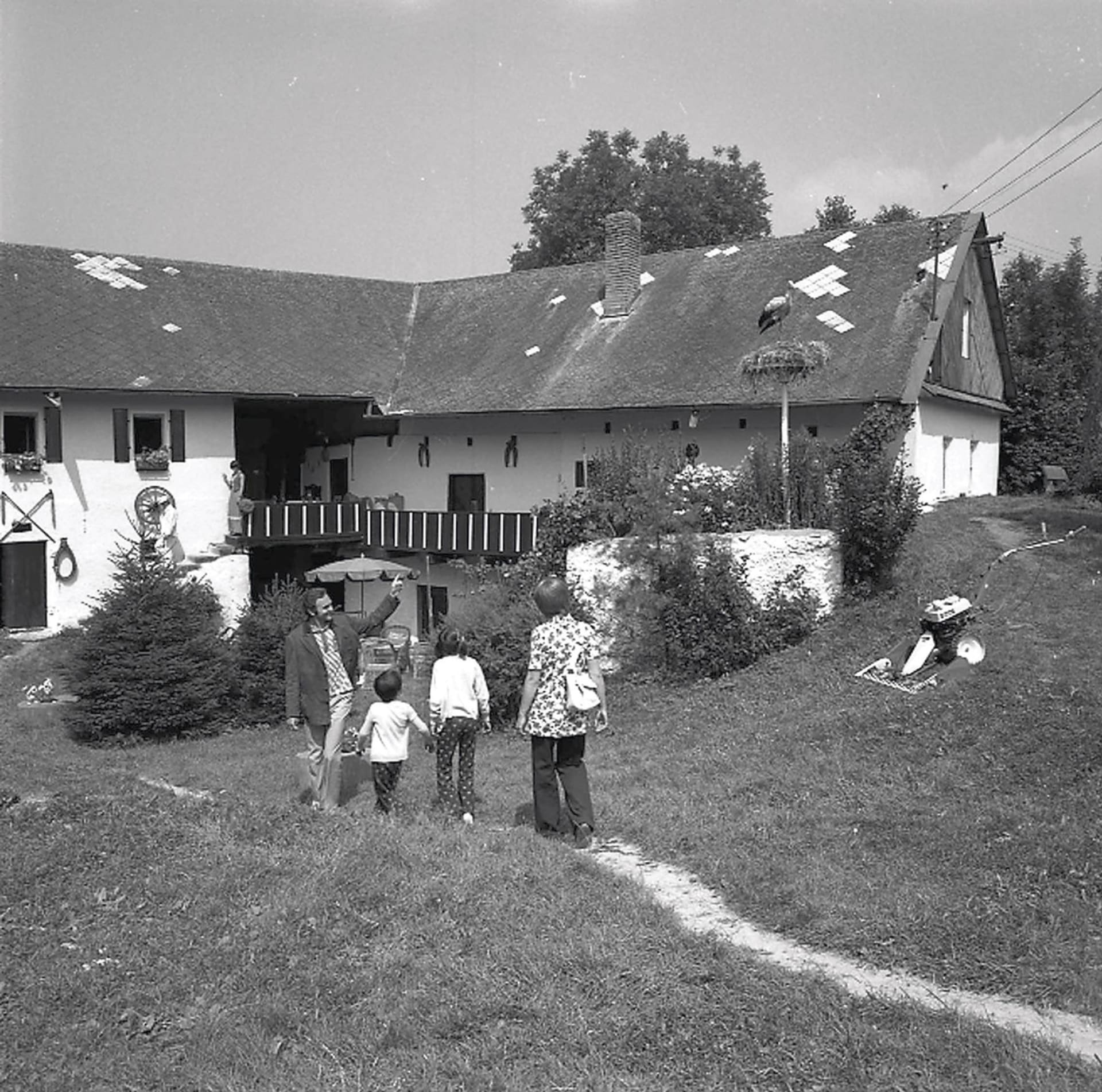 Záběr z filmu,  kterém rodina Lavičkových přichází na návštěvu do mlýna k Ladislavu Smoljakovi