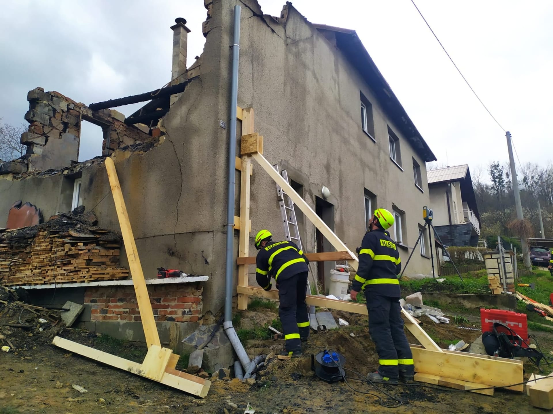 V sutinách domu hasiči našli těla tří dětá a ženy