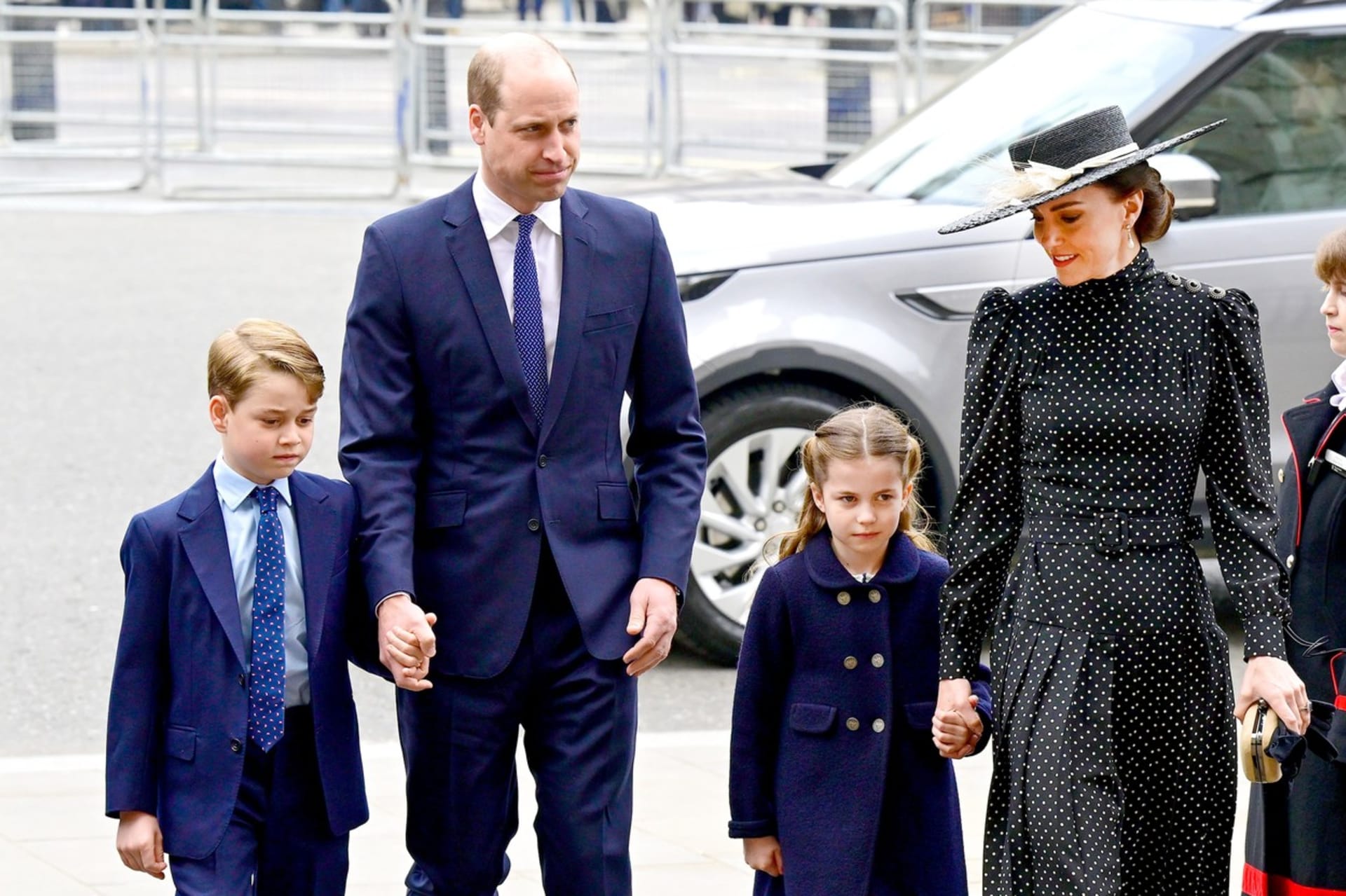 William a Kate na pohřeb odmítli vzít jen nejmladšího syna.
