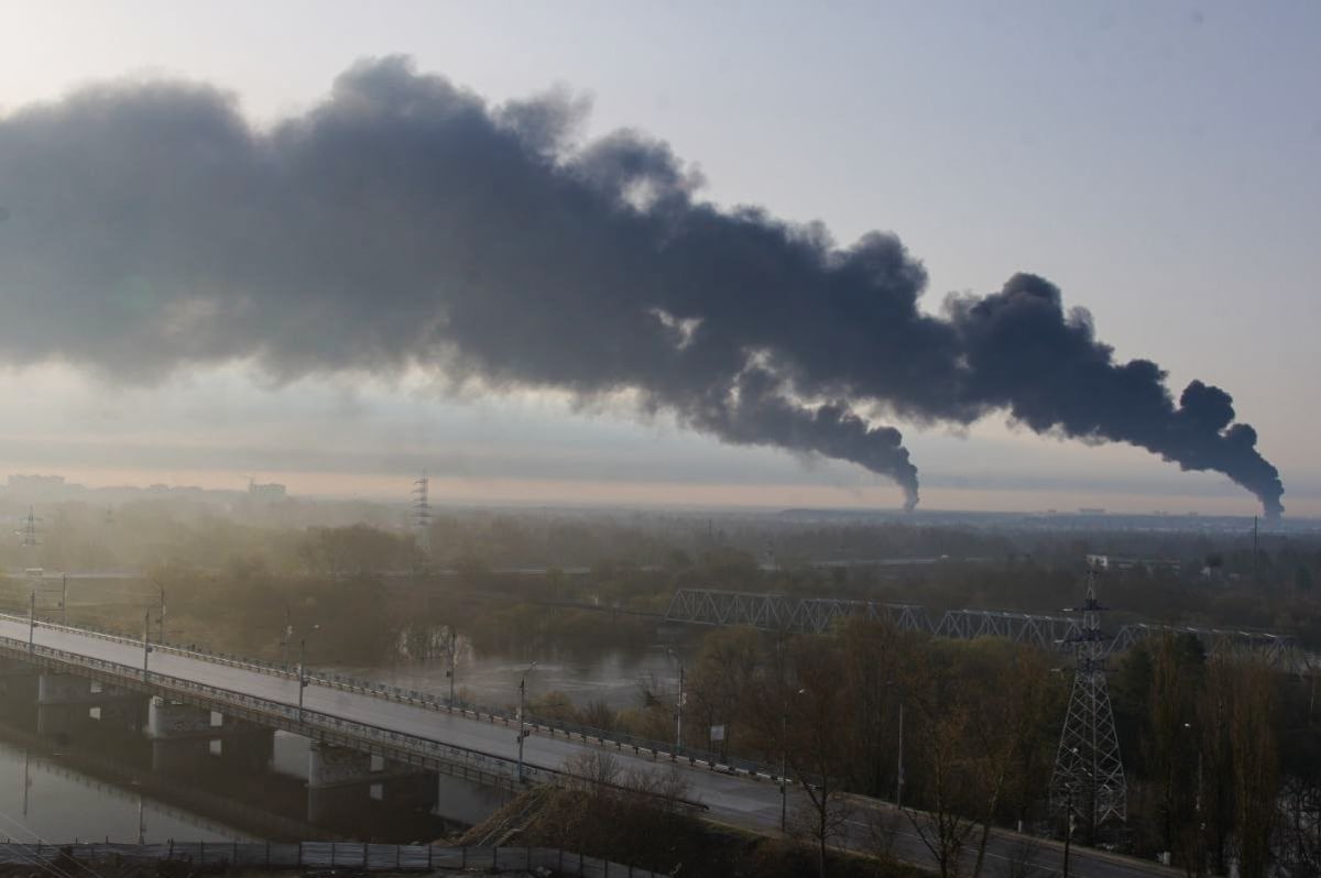 V Brjansku podle médií hoří sklad paliv Transněfť-Družba a nádrž s naftou vojenské posádky.