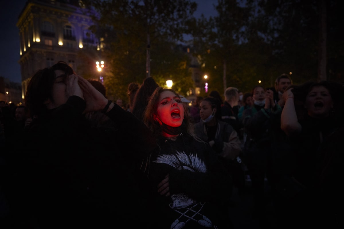 V některých velkých francouzských městech v neděli vypukly po oznámení očekávaných výsledků prezidentských voleb protesty.