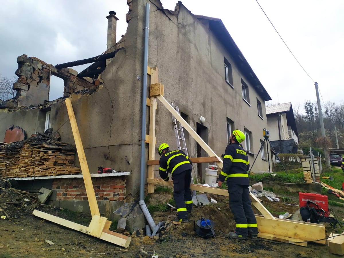 V sutinách domu hasiči našli těla tří dětí a ženy