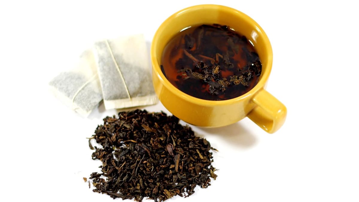Jako hnojivo můžete použít tekutý čaj, čajové lístky i přírodní sáčky s čajem