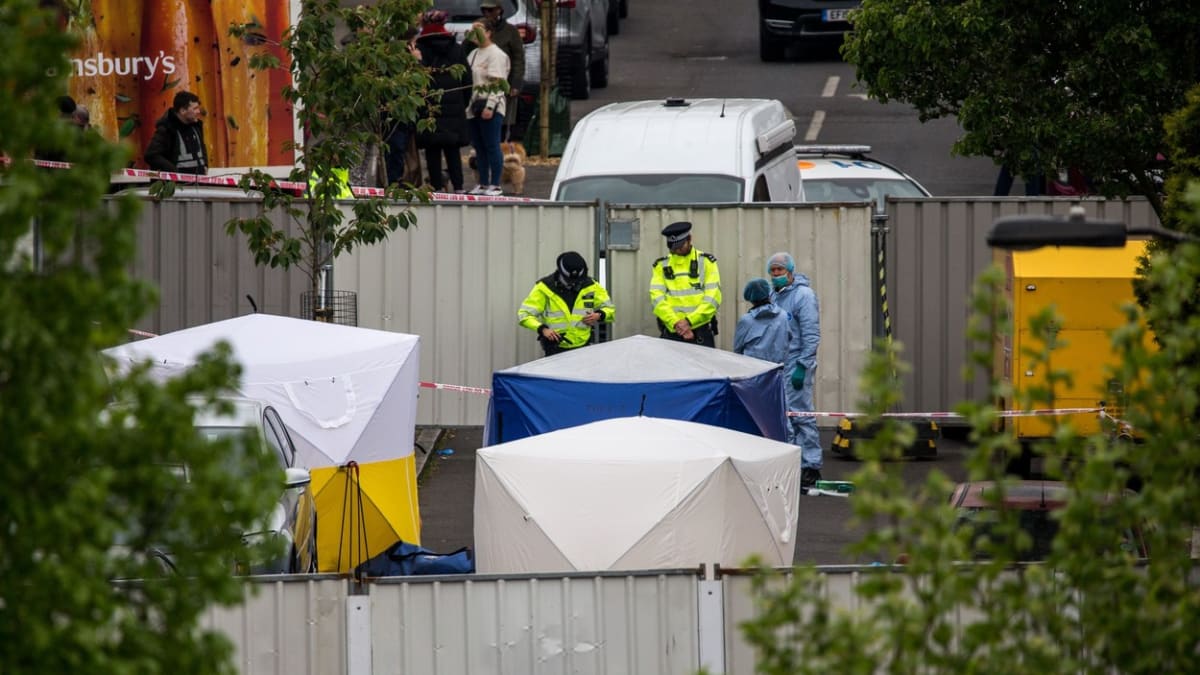 Policie v Londýně nalezla tři ubodané ženy a jednoho muže.