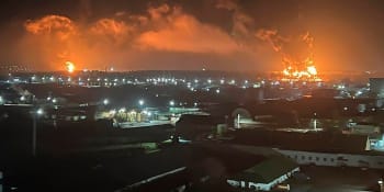 Ohnivé peklo v ruském Brjansku. Po explozích hoří ropný sklad u hranic s Ukrajinou