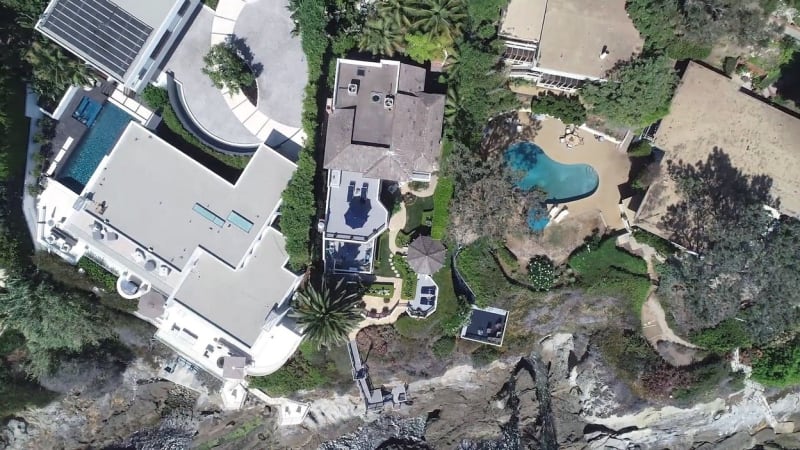Letecký snímek domu a jeho okolí, hereččin přítel Ant Anstead bydlí hned přes ulici