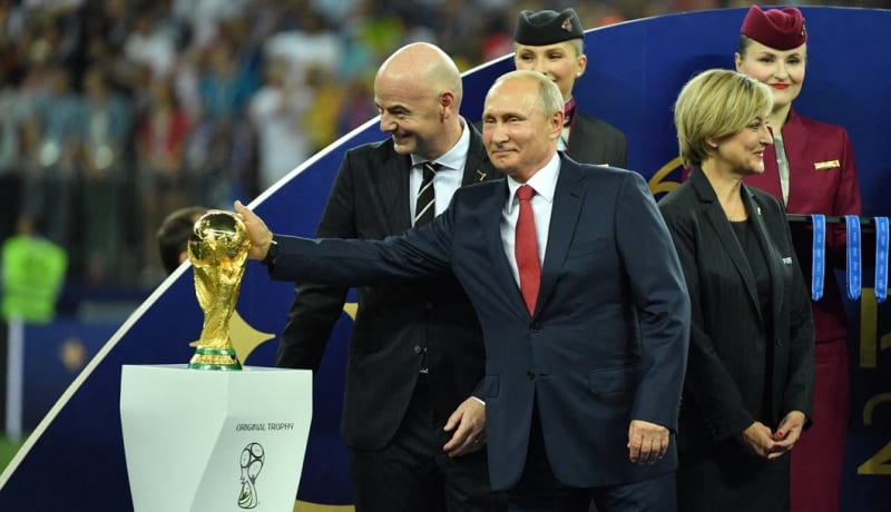 Vladimir Putin před předáváním trofeje pro mistry světa. Na šampionátu v Rusku v roce 2018 se jimi stali Francouzi.