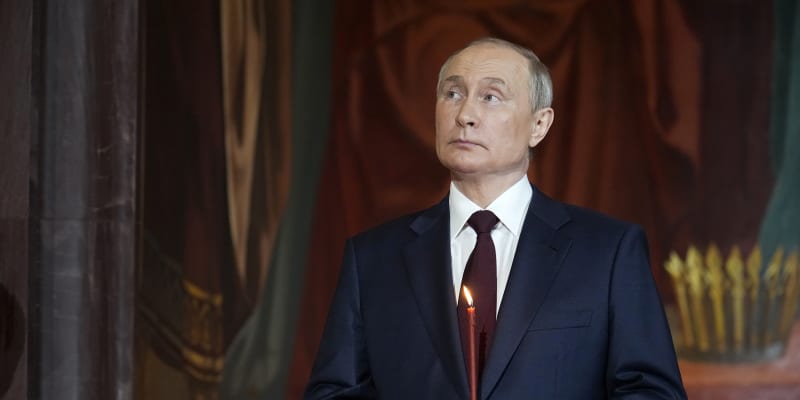 Ruský prezident Vladimir Putin se účastnil velikonoční mše v Moskvě (24. 4. 2022).
