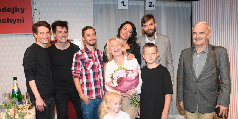 Veronika Žilková na křtu své knihy s rodinou