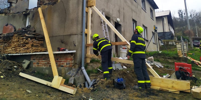 V sutinách domu hasiči našli těla tří dětí a ženy