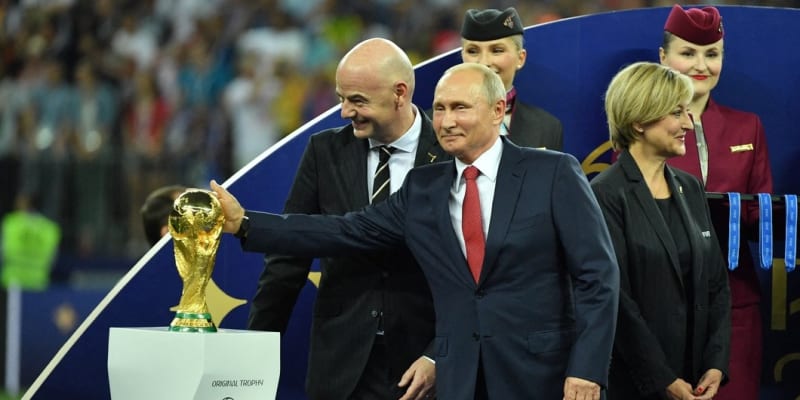 Vladimir Putin před předáváním trofeje pro mistry světa. Na šampionátu v Rusku v roce 2018 se jimi stali Francouzi.