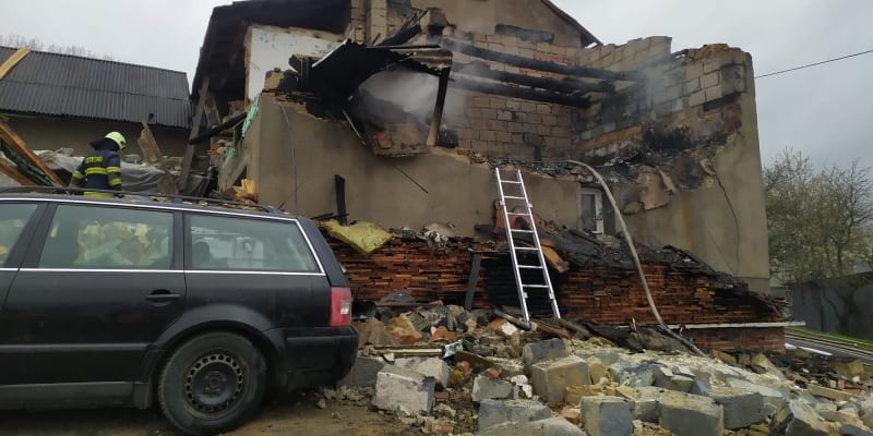 V sutinách domu v Loučce hasiči našli těla tří dětí a ženy.