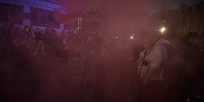 V centrech podle médií policie rozháněla demonstranty nespokojené s výsledkem slzným plynem.
