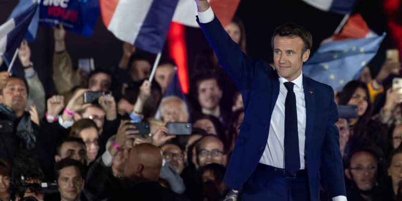 Emmanuel Macron oslavuje vítězství ve volbách.