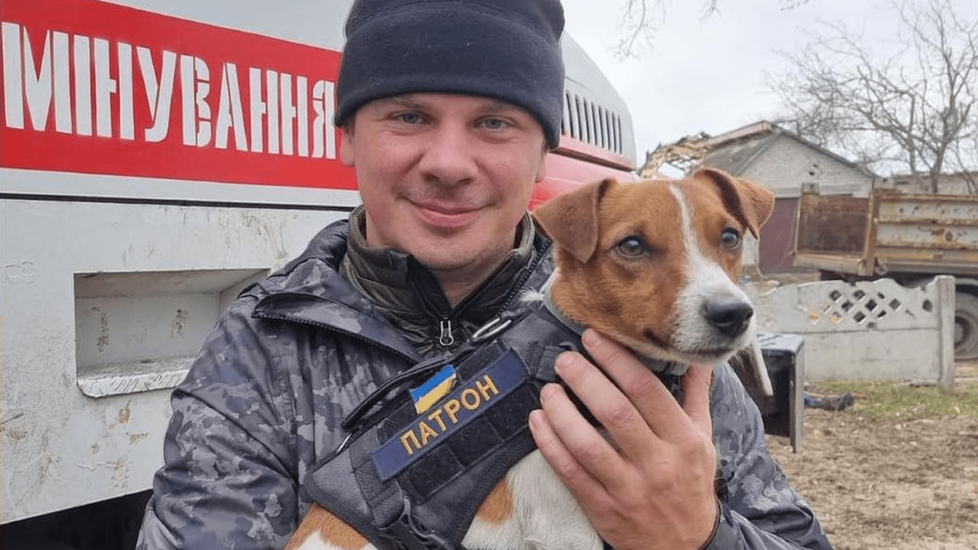 Patron se svým pánem a psovodem ze Státní služby Ukrajiny pro mimořádné situace.