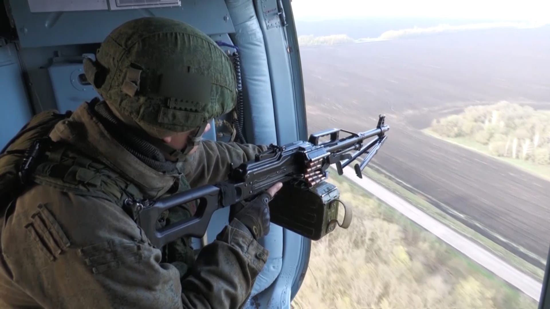 Ruský voják na palubě vrtulníku Mi-8 hlídá vojenský konvoj. 