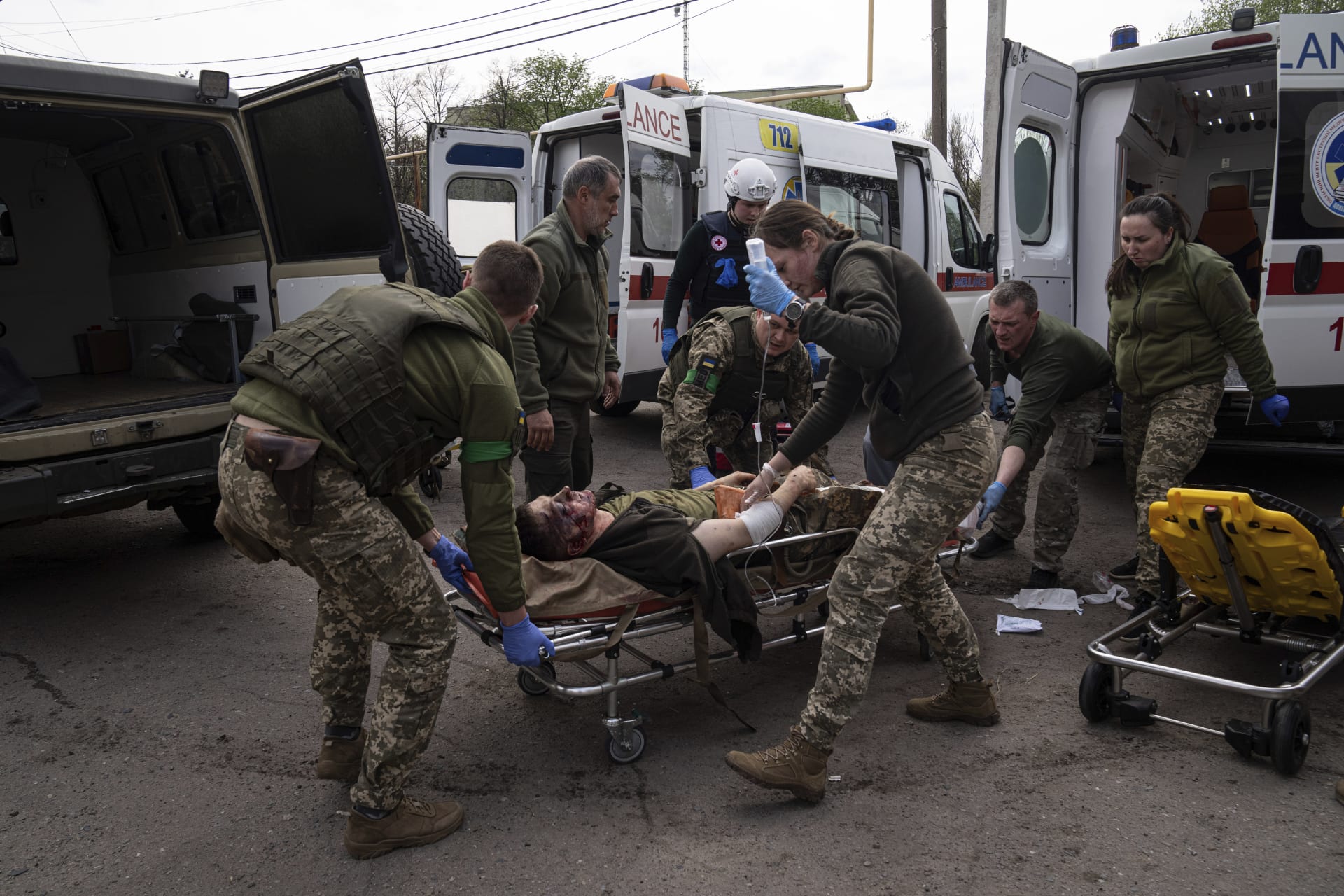 Lékaři převážejí zraněného ukrajinského vojáka v Doněcké oblasti.
