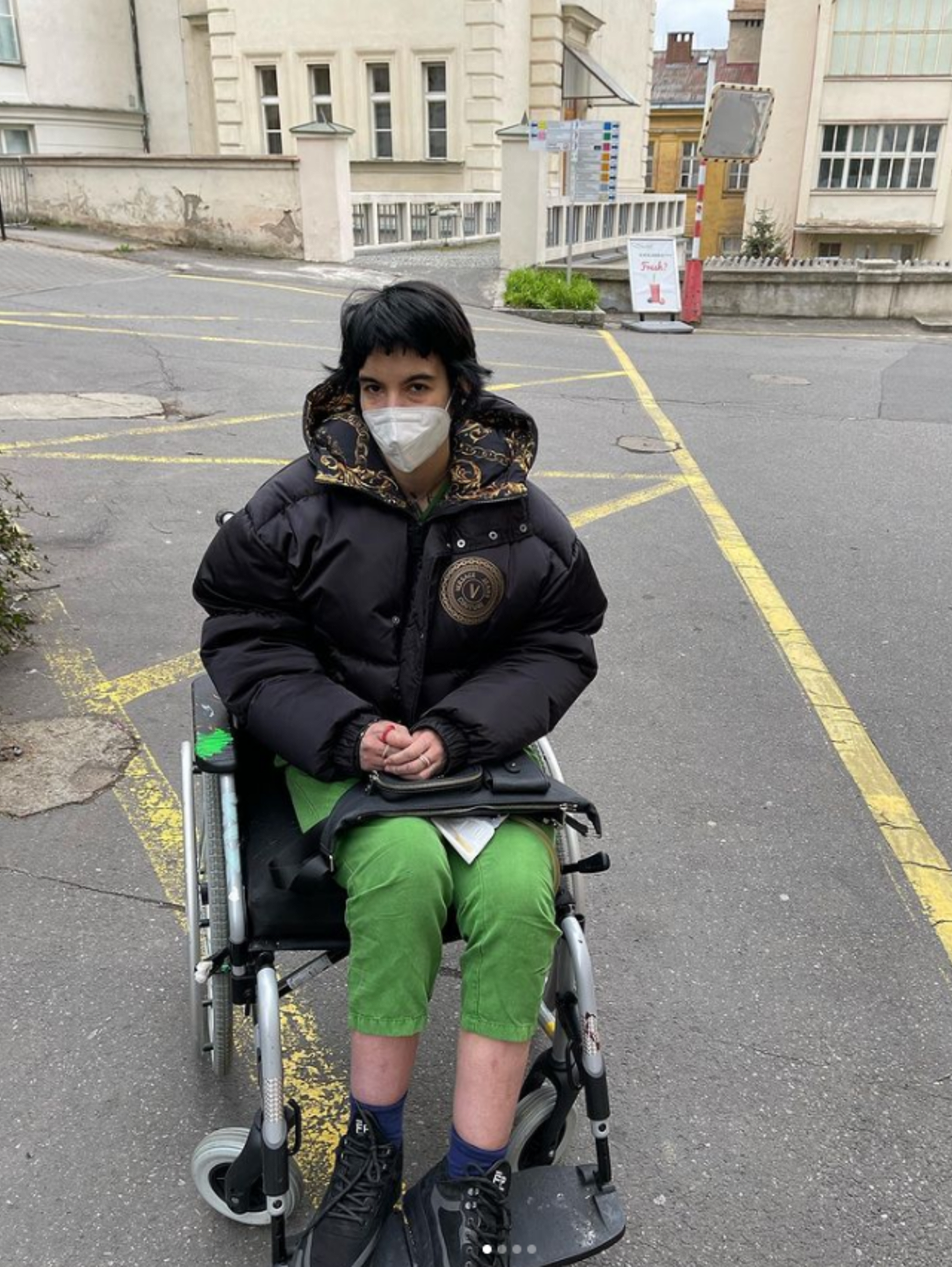 Trauma ji donutilo ke skoku z okna. Zranění ji upoutala na invalidní vozík.